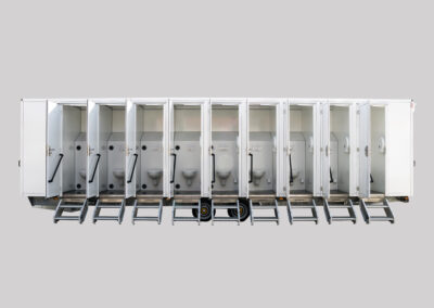 SW 19er Toilettenwagen 4 WB Frontansicht Innenansicht